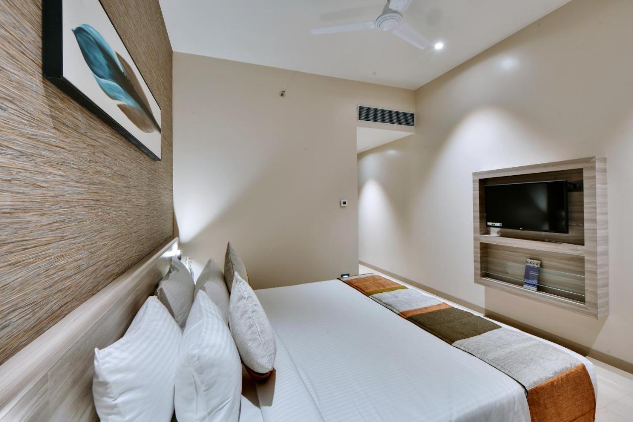 Click Hotel Pithampur Mhow Eksteriør billede