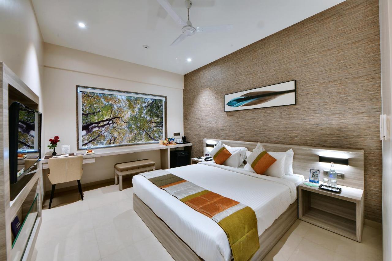 Click Hotel Pithampur Mhow Eksteriør billede